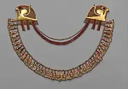 Collier large ; or, cornaline, obsidienne, verre ; Metropolitan Museum of Art.