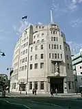 Broadcasting House, Londres (1932), à côté de l'église All Souls.