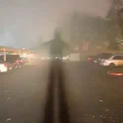 Spectre de Brocken semi-artificiel créé en se tenant devant les phares d'une voiture, par une nuit de brouillard.