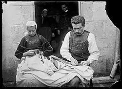 Brodeurs de l'atelier Pichavant de Pont-L'Abbé qui ornent du linge de maison (photo par Paul Géniaux vers 1900)