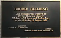 Plaque apposée sur un bâtiment et titrée « Brodie Building ».