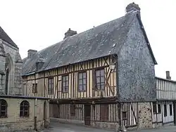 Hôtel-Dieu, pans de bois et tuileaux des XVe et XVIe&nbsp;siècles.