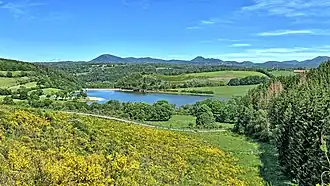 Le lac d'Anchald devant la chaîne des Puys.