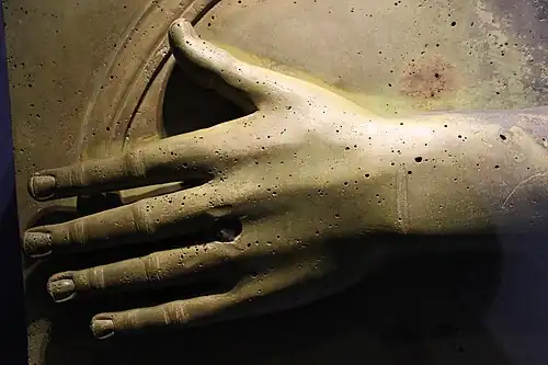 Applique en forme de main.