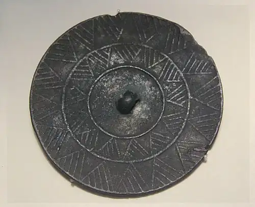 Miroir en bronze, vers 2000 avant notre ère. culture de Qijia, Néolithique et âge du bronze (?) (2400-1900), Gansu. Musée National de Chine. Pékin