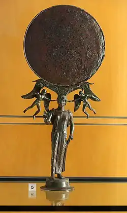 Miroir. Aphrodite. Bronze, H. 39,5 cm. première moitié du Ve&nbsp;siècle&nbsp;av. J.-C.