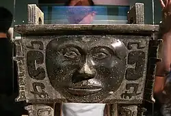 Ding (chaudron) à visage humain. Bronze chinois. Dynastie Shang découvert à Zhaizishan, Huangcai&nbsp;(en), comté de Ningxiang, en 1959. Musée provincial du Hunan&nbsp;(en).