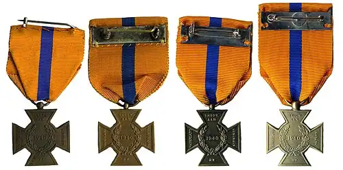 Les 4 versions de la Croix de bronze côté verso: "Spink", "Gaunt", "Rijksmunt koningin", "Rijksmunt koning".