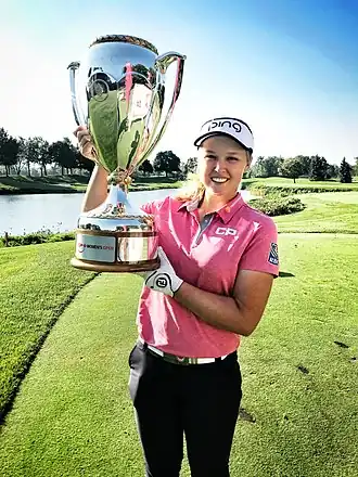 Brooke Henderson avec le Prix du Canadian Women's Open Championship en 2018.