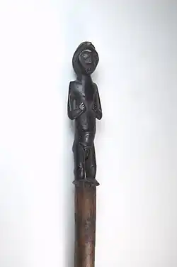 Baton à pommeau sculpté.