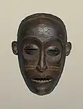 Le même masque mwana pwo, vu de face. H 19&nbsp;cm. Brooklyn Museum