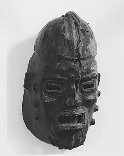 Masque facial nchibe recouvert de peau animale