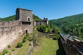 La cour intérieure et au fond, le logis.