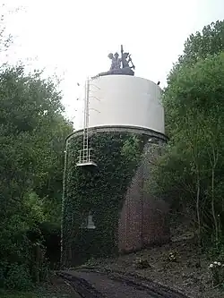 Photographie de la stèle du mineur édifiée à l'endroit précis où fut forée la fosse no&nbsp;1 (1855) à Bruay-la Buissière