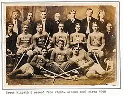 Photographie d'une équipe de joueur de hockey en noir et blanc