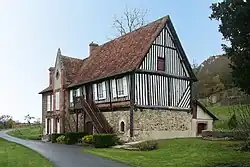 photographie représentant un bâtiment de ferme réhabilité servant de porterie au monastère de Brucourt