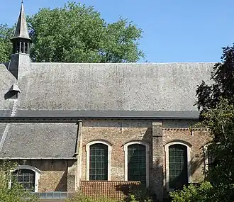 Fenêtres du chœur. Les traces des anciennes baies ogivales sont clairement visibles à droite.