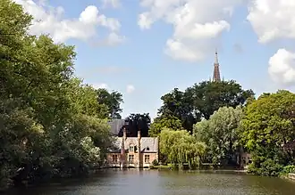 Le Lac d'Amour (en néerlandais : Minnewater), à l’origine évasement naturel de la Reie, devenu ensuite lac de retenue par une écluse (le Sashuis, visible au centre gauche).