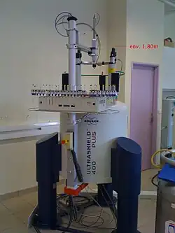 Bruker 400 UltraShield Plus avec passeur d'échantillons.