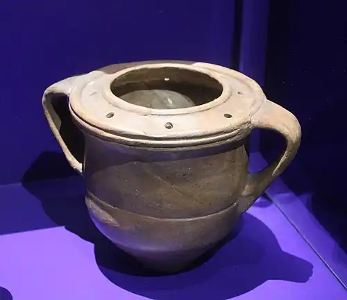 Brûle-parfum, mithréum de Dieburg, IIIe&nbsp;siècle. Museum Schloss Fechenbach.