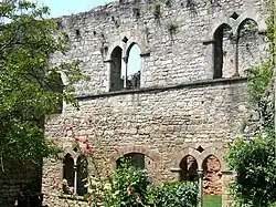Ancien logis médiéval ou salle des Chevaliers situé à l'intérieur du domaine.