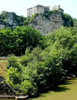 Vue des châteaux depuis la rivière Aveyron.
