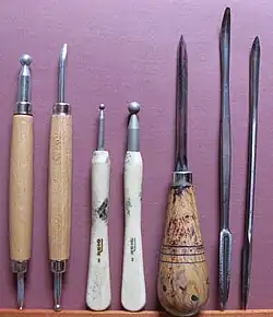 Différents brunissoirs.