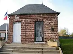 Ancienne mairie et hommage aux morts.