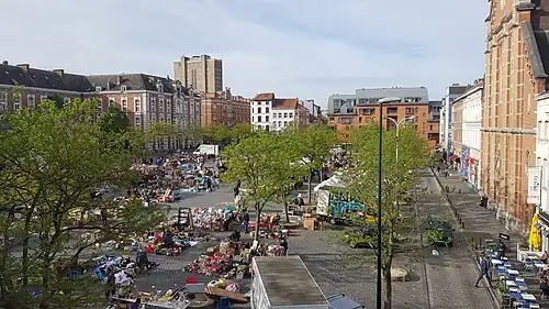 Vue panoramique de la place où se tient le marché aux puces.