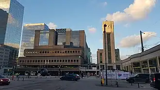 La gare (à droite) et l'immeuble de bureaux, en surplomb de la gare routière.