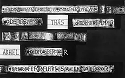 Juxtaposition de photos en noir et blanc de fragments de texte écrits en majuscules noires.