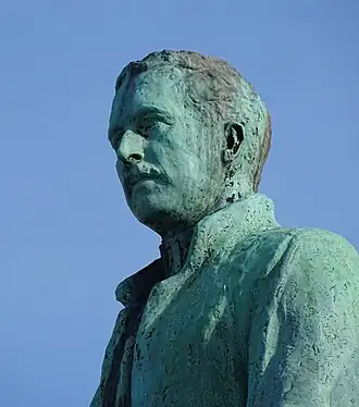 Buste d'Albert Ier sur la statue équestre.