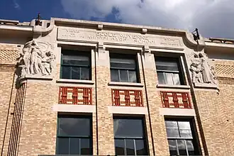 Façade de l'École moyenne A de la Ville de Bruxelles (Art déco)