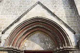 Polychromie sur le portail.