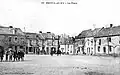 La place centrale de Bruz vers 1925 (carte postale E. Mary-Rousselière).