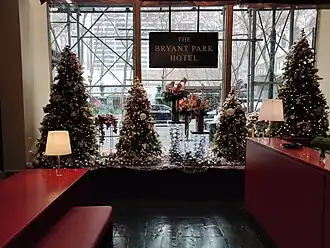 Le vestibule, côté rue.