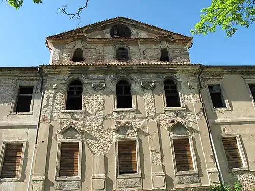 Bustehrad - Château, avant-corps central de la façade sur cour du château