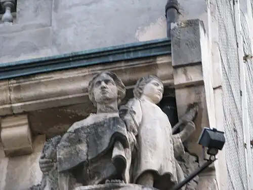 Statue sur la façade de la Banque roumaine de crédit