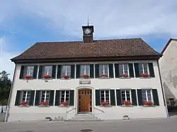 Photographie couleur d'une maison avec un clocher