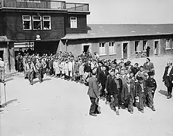 Groupe d'enfants rescapés de Buchenwald, encadrés par des soldats américains, soignés au Château de Vaucelles qui avait été transformé en hôpital. Texte historique très détaillé sur Commons