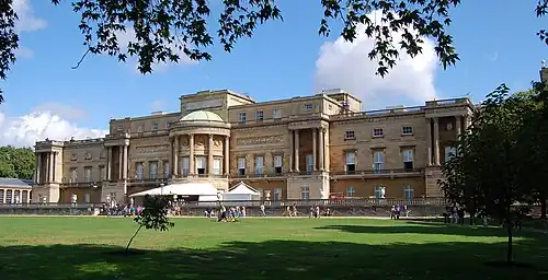 Le palais de Buckingham, vu côté jardin, résidence officielle du souverain britannique.