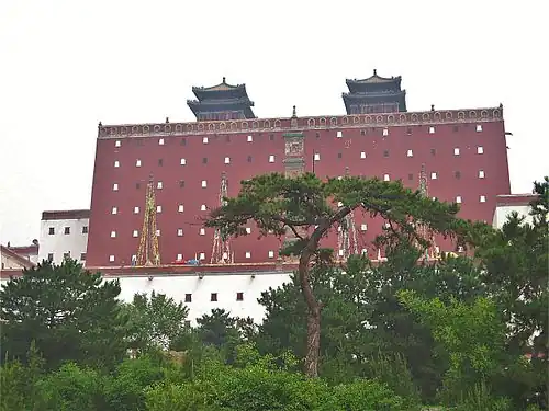 Le temple de Putuo Zongcheng de Chengde, construit au XVIIIe&nbsp;siècle sous Qianlong.