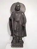 Bouddha debout. Empire Kouchan, Ier – IIe&nbsp;siècle (?). Schiste. Art du Gandhara au National Museum, New Dehli