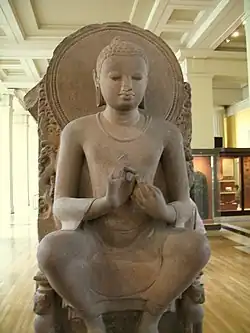 Buddha enseignant, assis sur un trône aux lions. Inde de l'est, peut-être Sarnath. Grès, H. 118 cm. Gupta, Ve&nbsp;siècle. British Museum.