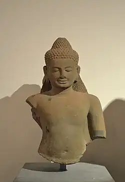 Buddha protégé par le nāga. Bayon. Art post-Bayon, 1re moitié XIVe s. H. 50 cm. Musée Guimet