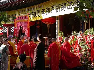 Cérémonie bouddhiste dans un temple de Pékin.