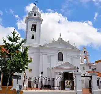 Une église coloniale toute blanche et son clocher au blanc relevé par quelques décorations en mosaïques bleu ciel.