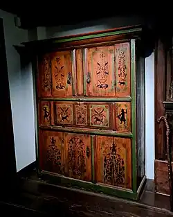 Buffet « aux Buveurs » avec décor au pochoir (1742)