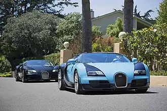 Deux Bugatti Veyron Grand Sport Vitesse Legends Editions traversant le Pebble Beach Lodge lors de  la Semaine de la Monterey Car Week de 2014.