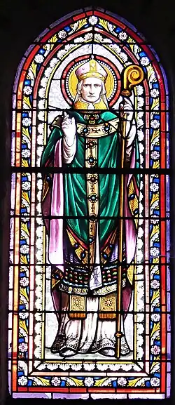 Vitrail en hauteur représentant saint Pardoux, debout tenant un livre ouvert de sa main gauche, et une crosse d'évêque de sa main droite.